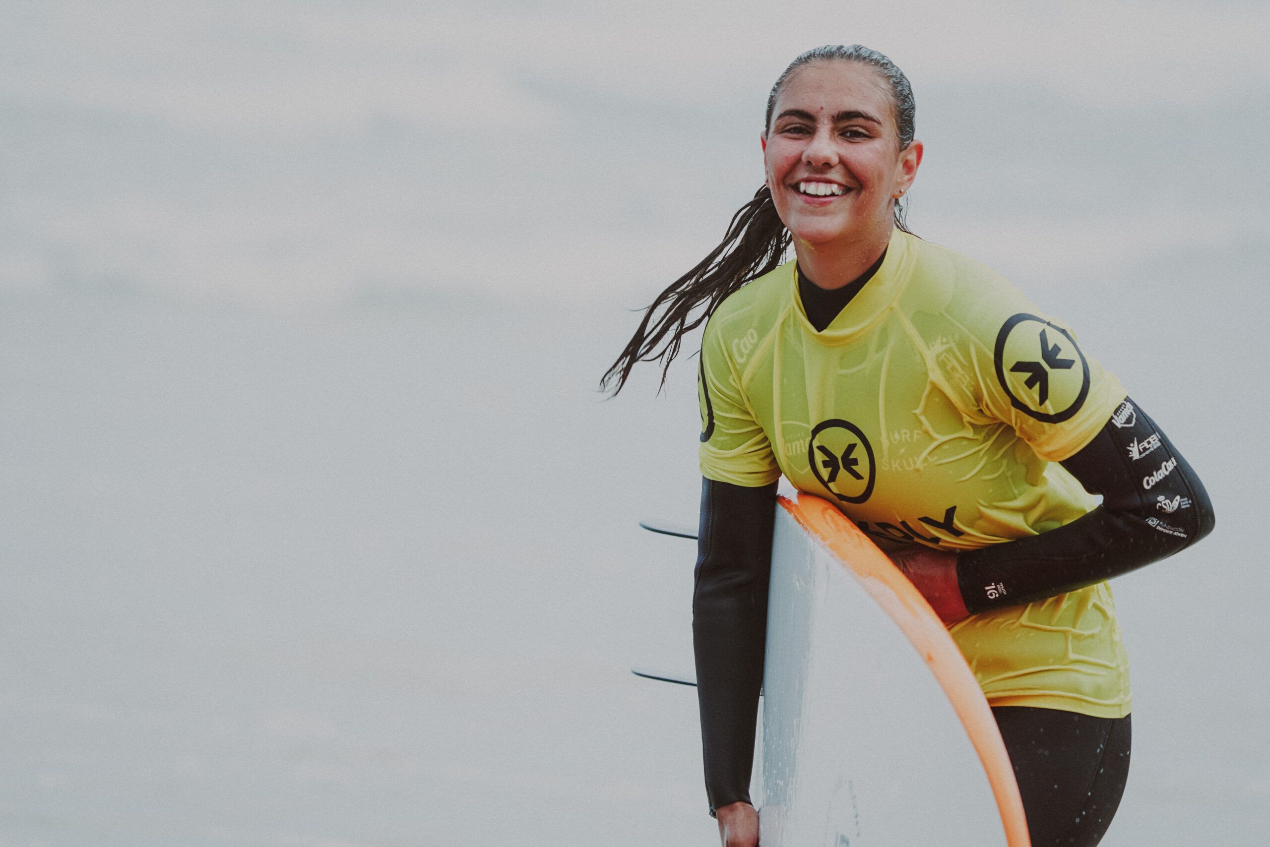 Joven surfista disfrutando tras una gran sesión de surf en Llanes!